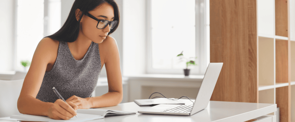 A female college student studies online.